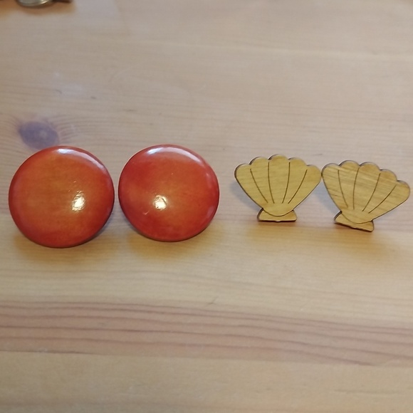 Vintage Jewelry - 2 Pair of Vintage Retro 1980's Artisan Wood Handcrafted pierced earrings.